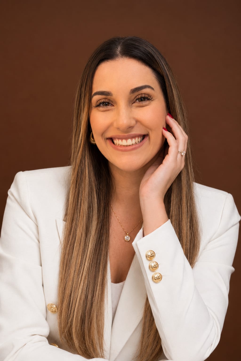 Psicóloga Caroline Viturino sorrindo, com blazer branco